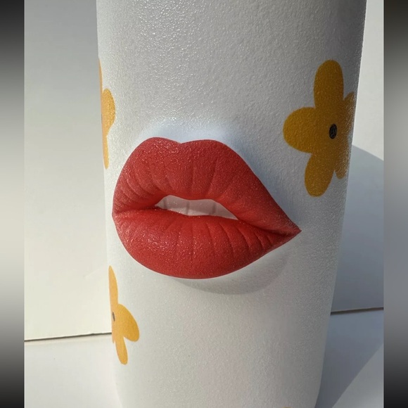 Brand New! 3D Red Lips & Daisy Ceramic Vase -Pucker Up Kiss Decor 💋 - Picture 5 of 10